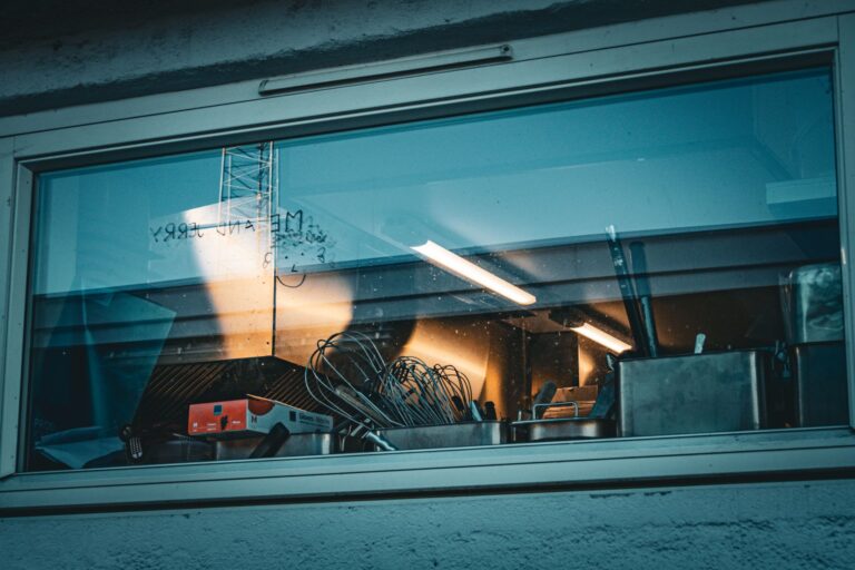 Fensterreinigung Privathaushalt Hamburg: Warum Profi-Hilfe den Unterschied macht